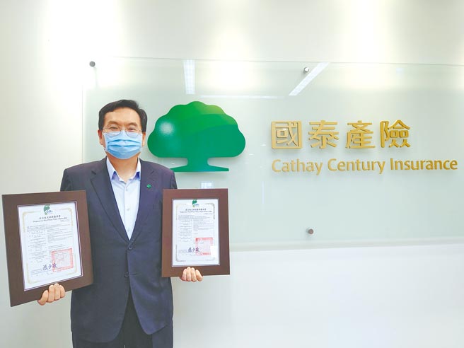 国泰产险总经理陈万祥表示，国泰产险积极落实减碳，成为产险业首家也是唯一同时拥有碳标籤、减碳标籤双标籤认证的保险公司。（国泰产险提供）