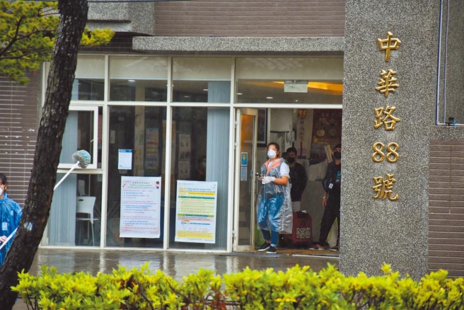 京元電竹南廠外籍移工宿舍爆發群感染後，陸續有移工因接觸確診者接受集中檢疫或隔離。（謝明俊攝）