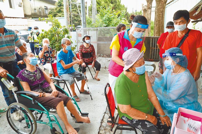 数名长者在接种后不到24小时就身亡，感染科权威黄高彬则指出，副作用发作和死亡的时间点对不上。（嘉义县政府提供／吕妍庭嘉义传真）