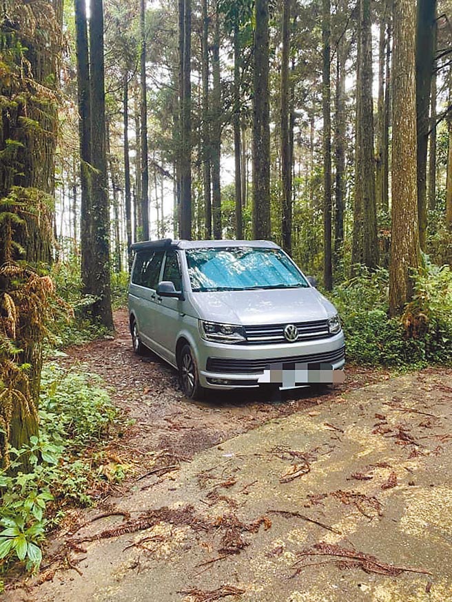 因应全台新冠肺炎疫情三级警戒，嘉义林管处在所辖步道入口贴上告示暂时不开放，但有外地民眾仍执意开车上山露营，并将车辆停在步道旁。（汪之龙提供／张亦惠嘉县传真）