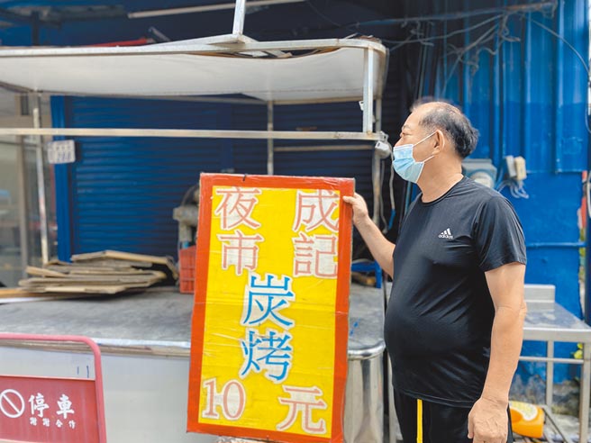 台东夜市歇业迄今1个月，受限纾困资格230个摊商有7成领不到补助，成姓摊商只能无奈望着布满灰尘的摊车嘆气。（蔡旻妤摄）