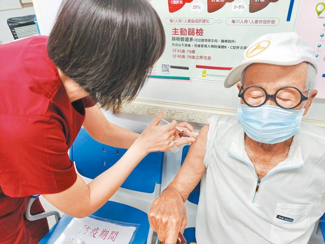 90岁的资深国宝级艺人脱线施打疫苗后，产生些许的副作用。（摘自脸书）