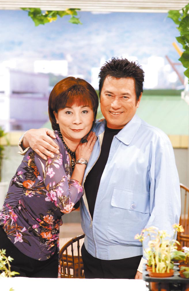 长青（右）与吴佳姗曾在《鸟来伯与十三姨》合作多年。（资料照片）