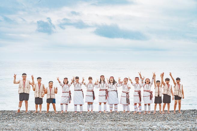 beyond beyond因应毕业季，精选摄影师KOL张峻健为花莲毕业生拍摄的毕业照，纪录笑容和青春活力。（比漾广场提供）