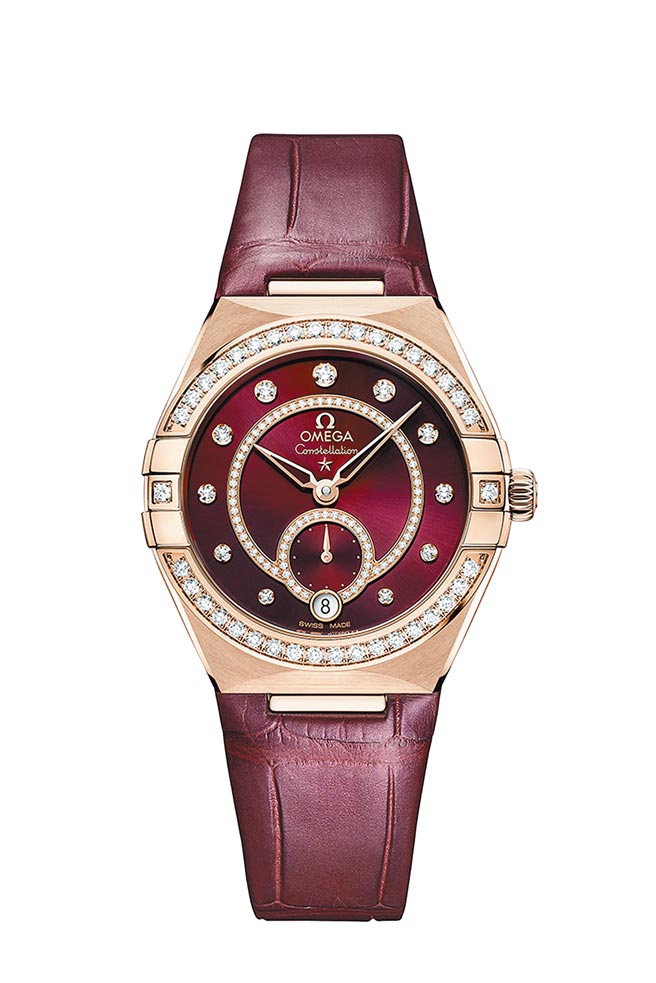 周冬雨佩戴OMEGA星座系列同轴擒纵大师天文台小秒针钻表，74万5000元。（OMEGA提供）