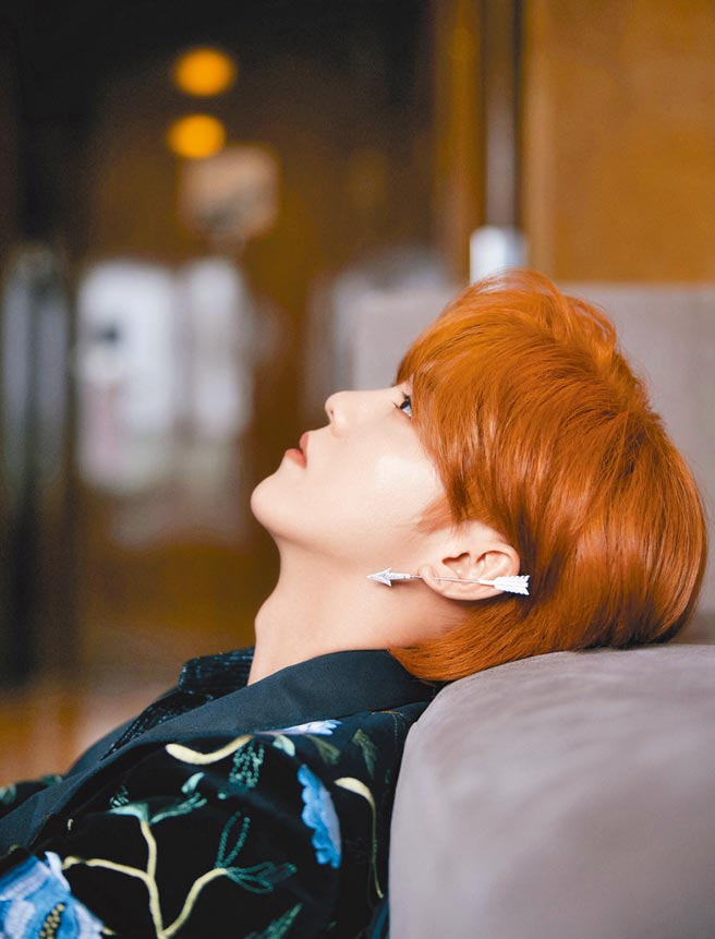 鹿晗佩戴Fleche du Temps單只耳環，充滿龐克時尚。（Boucheron提供）