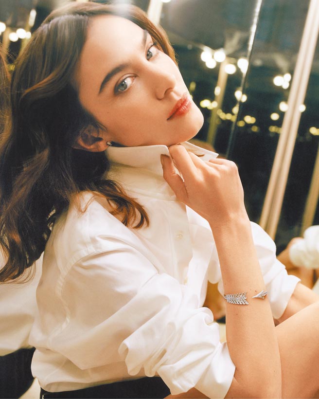 時尚名媛Alexa Chung佩戴寶詩龍Fleche du Temps系列手環，優雅時尚。（Boucheron提供）