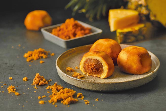 传统糕饼「三统汉菓子」，利用门市閒置人员扩大外送圈。（三统汉菓子提供）