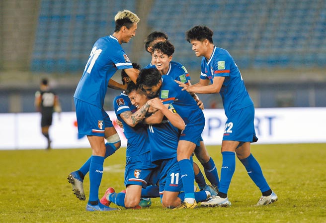 中华男足队长吴俊青（11号）在第51分钟头槌顶开科威特大门，与队友相拥庆祝。（科威特足协提供）
