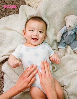 超有效「嬰兒排氣操」！防脹氣、解便秘 5步驟讓寶寶安心睡不哭鬧