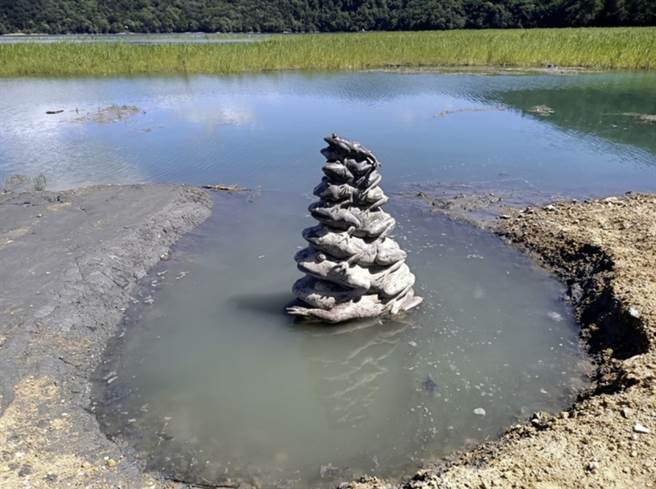 曝晒在大太阳底下已久的九蛙，如今随着日月潭水位上升，也再度「泡起澡来」。(图／日管处提供)