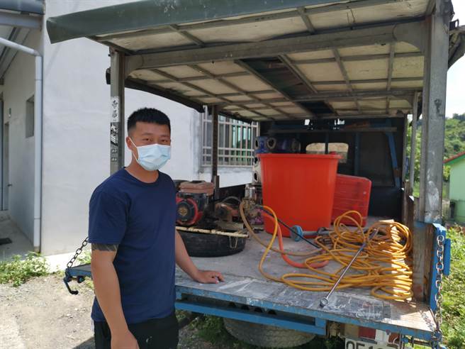 杨杰宇与朋友发起为大内家乡环境消毒活动。（刘秀芬摄）