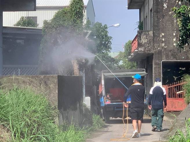 大内区年轻人自组消毒队。（林雨甄提供／刘秀芬台南传真）