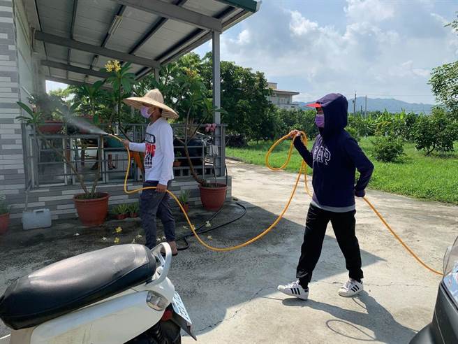 大内区年轻人自组消毒队。（林雨甄提供／刘秀芬台南传真）