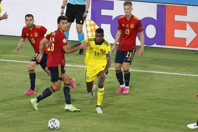  [11]伊沙克 Alexander Isak 多次一个人应付对手的数名后卫（图片来源︰达志影像）