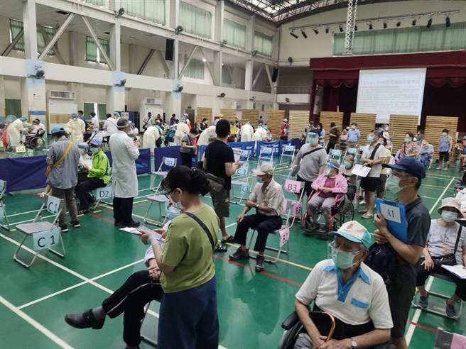 示意圖。圖為桃園八德大忠國小長者接種疫苗現場。（圖／本報系資料照）