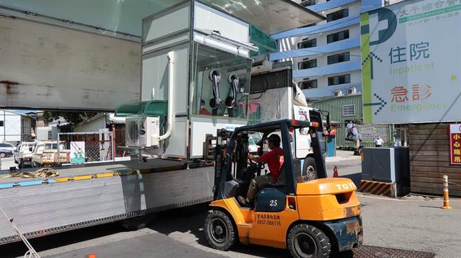 正壓檢疫亭讓醫護人員可以在安全環境下進行零接觸採檢。（大千醫院提供／邱立雅苗栗傳真）