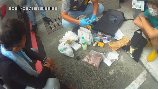 员警于蔡嫌随身侧背包中起出毒品咖啡包97包(毛重共441.2公克)、安非他命2大包(毛重共179.2公克)、吸食器、磅秤、夹链袋等证物。(戴志扬翻摄)