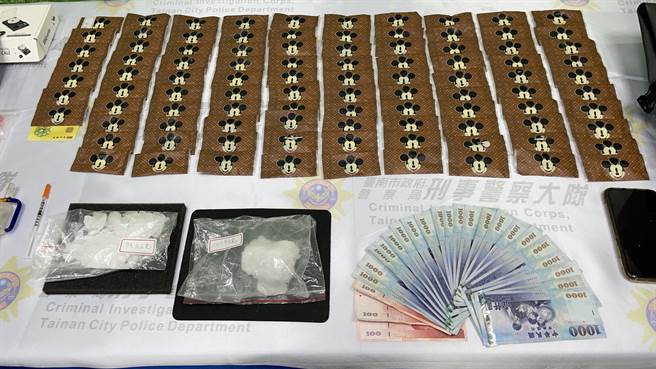 警方蔡嫌随身侧背包中起出毒品咖啡包97包(毛重共441.2公克)、安非他命2大包(毛重共179.2公克)、吸食器、磅秤、夹链袋等证物。(戴志扬翻摄)