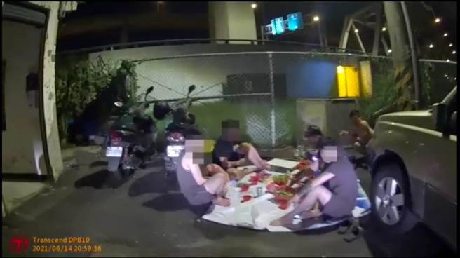 5名移工端午群聚烤肉，遭民眾報案檢舉，警方隨至現場開罰。（姜霏翻攝）