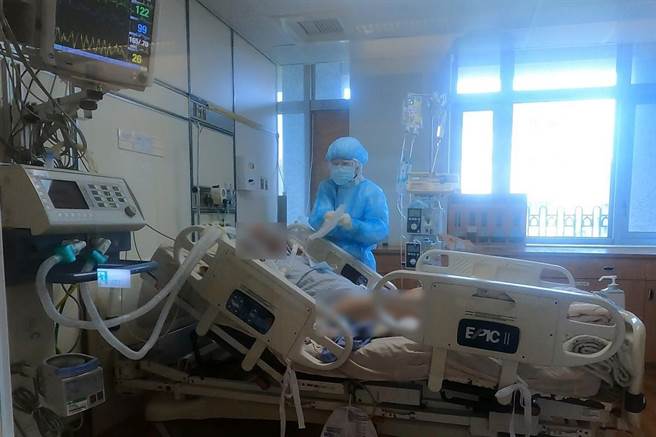 台北慈济医院护理师照顾插管患者。（台北慈济医院提供）