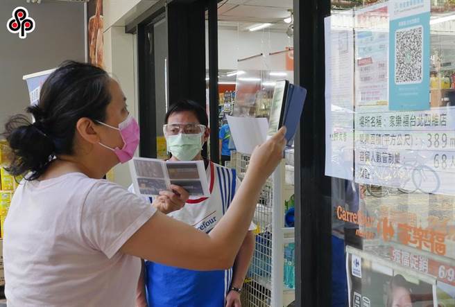 中央流行疫情指挥中心5月中旬将全国升为三级警戒至今，民眾採买食物的防疫措施，也是防疫工作的一环。（报系资料照）
