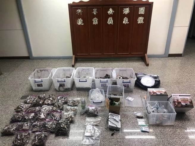 保三總隊破獲大宗迷幻蘑菇栽種場，查扣乾燥迷幻魔菇3785公克、迷幻蘑菇活株2628公克等證物。（保三總隊第一大隊提供／陳淑娥台中傳真）