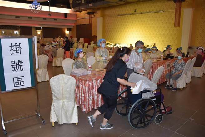 苗栗縣傳出兩名長者施打AZ疫苗後不幸過世消息，分別為三灣鄉90歲男性長者以及頭份市86歲男性長者，兩人皆為15日前往施打AZ疫苗後，返家後身體出現異狀。（非當事者，本報資料照）