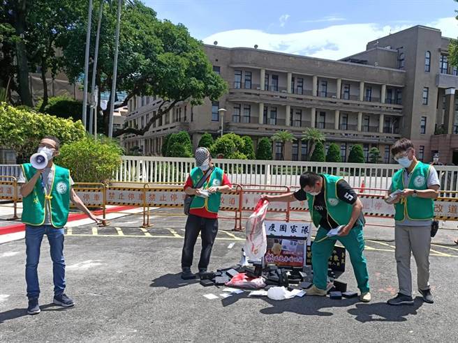 不满防疫国家队被用过即丢，台湾邮政产业工会18日赴行政院前抗议(简立欣摄)