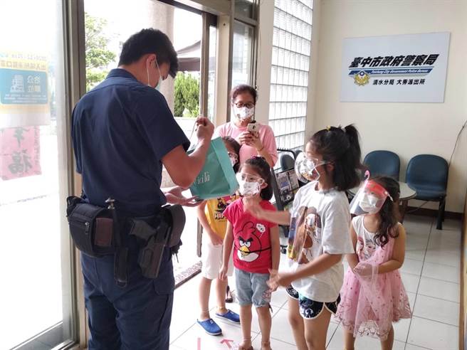 清水区黄姓女童姊妹花4人，拿出压岁钱买防疫品送给警察。（清水警分局提供／陈淑娥台中传真）