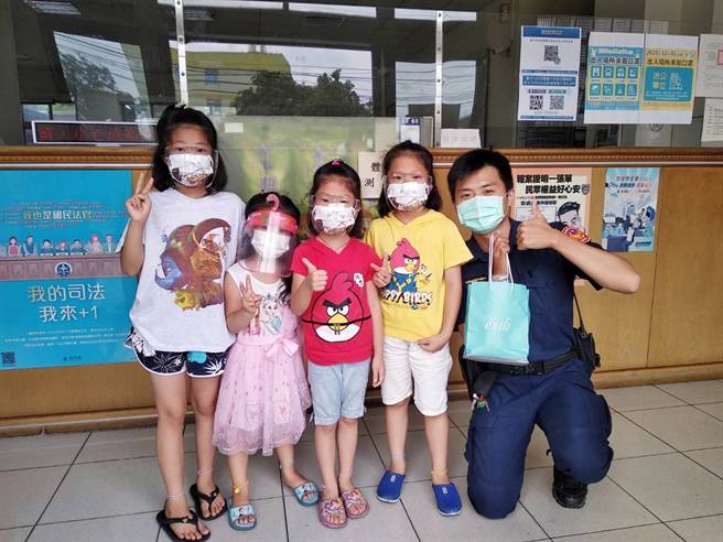 清水区黄姓女童姊妹花4人，拿出压岁钱买防疫品送给警察。（清水警分局提供／陈淑娥台中传真）