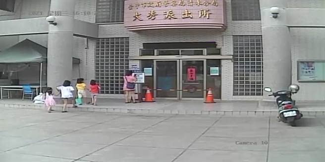 清水区黄姓女童姊妹花4人，拿出压岁钱买防疫品送给警察。（清水警分局提供／陈淑娥台中传真）