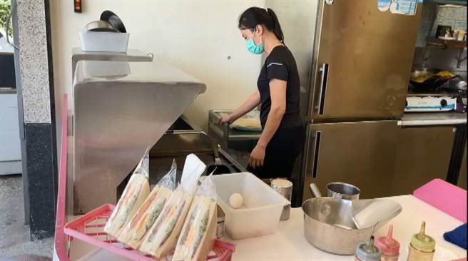 台东市1家早餐店17日凌晨遭到2窃贼光顾，分别偷走废油和豆干。（民眾提供／蔡旻妤台东传真）