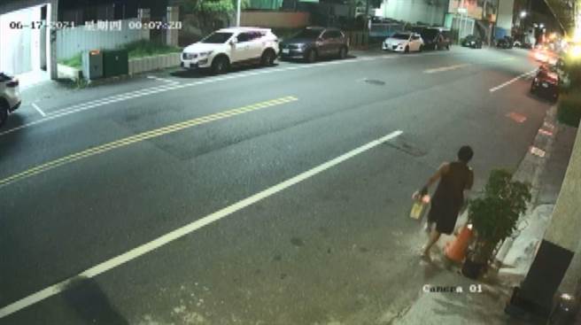 台东市1家早餐店17日凌晨遭到2窃贼光顾，分别偷走废油和豆干。（民眾提供／蔡旻妤台东传真）