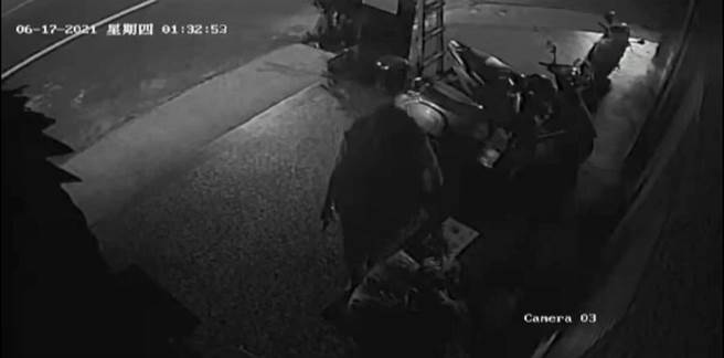 台东市1家早餐店17日凌晨遭到2窃贼光顾，分别偷走废油和豆干。（民眾提供／蔡旻妤台东传真）