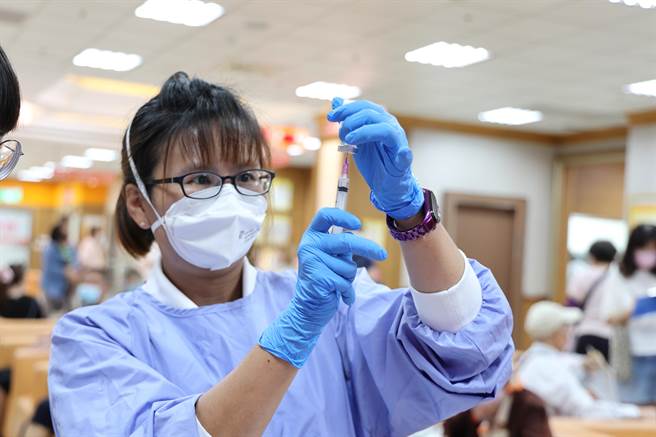 国内新冠肺炎疫情严峻，各国援助疫苗抵台中央开放给民眾施打，但施打疫苗副作用大、猝死意外频传，影响长辈施打意愿。（院方提供／吴建辉彰化传真）