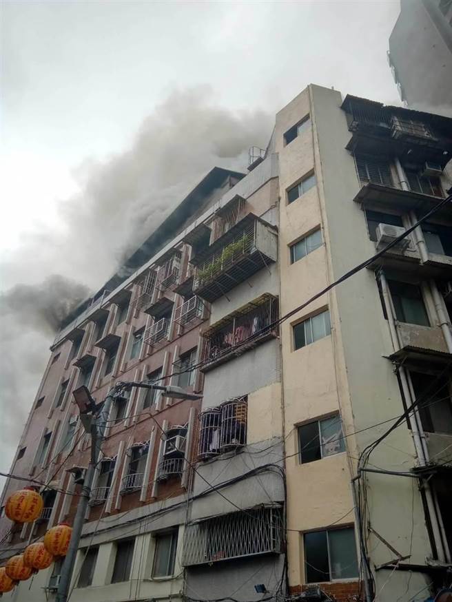 「艋舺青山王」去年12月遶境时，「玉碧三王府」红坛人员施放鞭炮迎神，鞭炮衝进民宅引发火警。（本报资料照片）