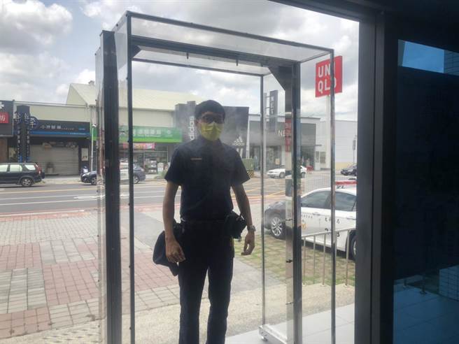 太平警分局警友辦事處贈送新平、太平兩派出所各1部噴霧式消毒防疫門，讓員警進出駐地更安心。（台中市太平警分局提供／馮惠宜台中傳真）