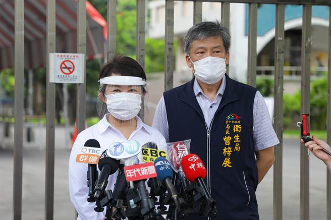 台中市长辈苗施打率62％，其中有5名长者过世，疑与打疫苗有关的猝死率是否太高？市长卢秀燕18日直言，有一点高。（卢金足摄）