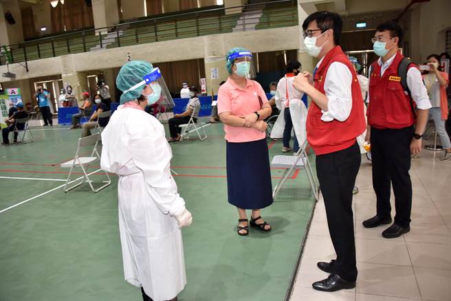 高雄市長陳其邁18日一早視察各疫苗注射站。（高巿府提供）