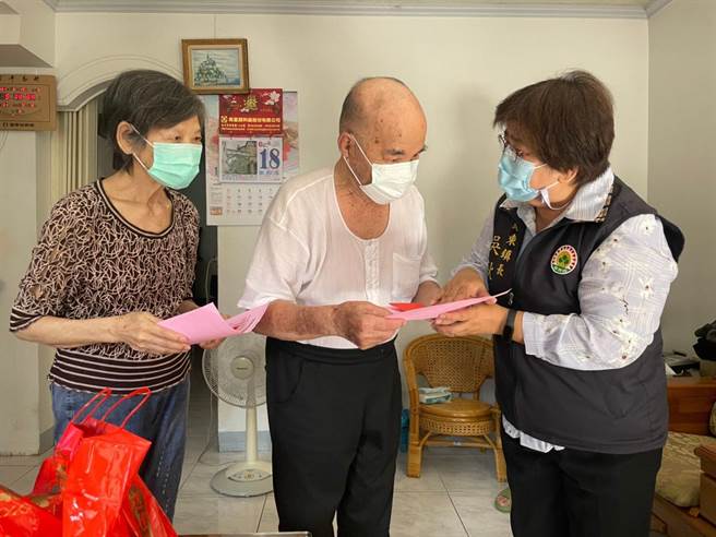 罗东镇长吴秋龄亲自送疫苗注射通知单及200元的注射疫苗交通津贴给超过65岁的罗东镇长者。 （罗东镇公所提供／胡健森宜兰传真）