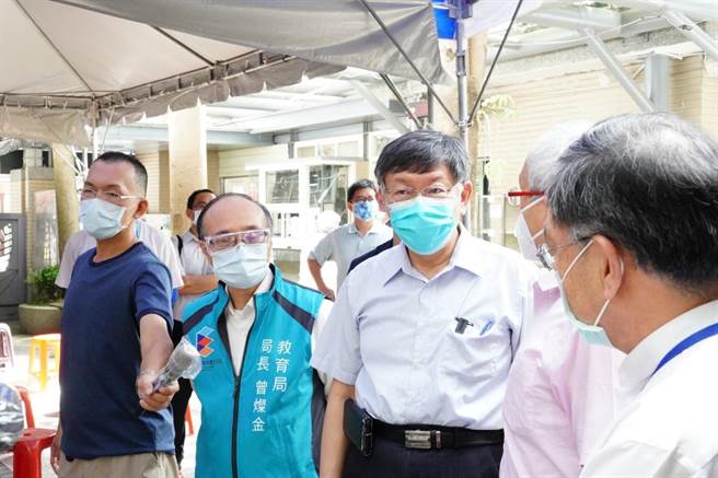 台北市長柯文哲18日前往民生國小接種站視察長者施打疫苗情況。（台北市政府提供／張立勳台北傳真）