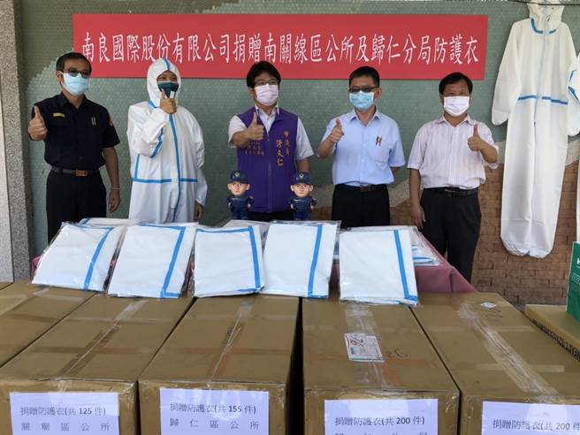 南良国际在台南市议员许又仁(中)媒合下，捐赠700套「生质环保抗菌防护衣」助基层防疫。(许又仁提供／曹婷婷台南传真)