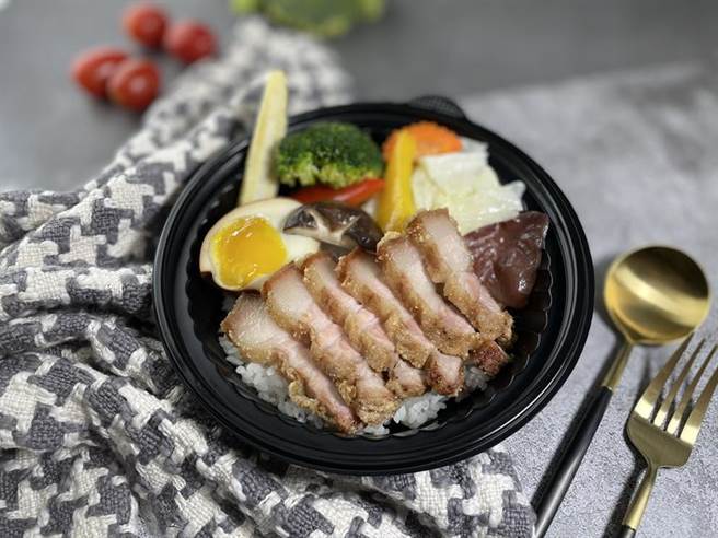 （天成饭店集团各馆推出「客房日租专案」，会附美味便当，图为台北花园大酒店「艋舺经典烧肉便当」。图／天成饭店集团提供）