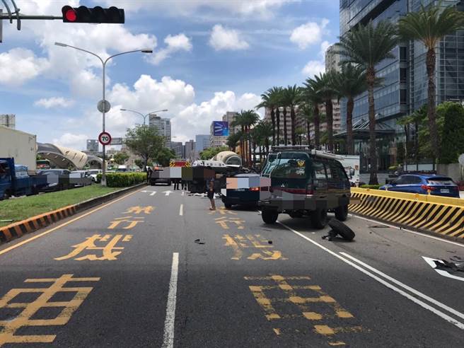 台中市西屯區台灣大道與安和路口，18日中午近12時，發生一起民間救護車翻車意外。（民眾提供／盧金足台中傳真）