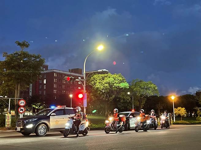 歸仁區長魏文貴特別啟用「歸仁福遍達」摩托車，贈送肉包及飲料慰勞辛苦的巡查人員。(歸仁區公所提供／曹婷婷台南傳真)