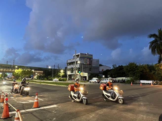 歸仁區長魏文貴特別啟用「歸仁福遍達」摩托車，贈送肉包及飲料慰勞辛苦的巡查人員。(歸仁區公所提供／曹婷婷台南傳真)