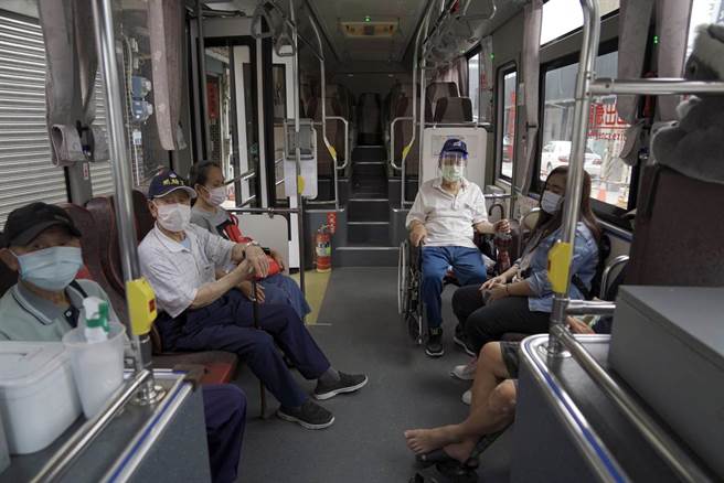 大台南公车的「疫苗温声接送专车」服务，不仅载运量高，行动不便乘坐轮椅的长者也可搭乘。（交通局提供／洪荣志台南传真）