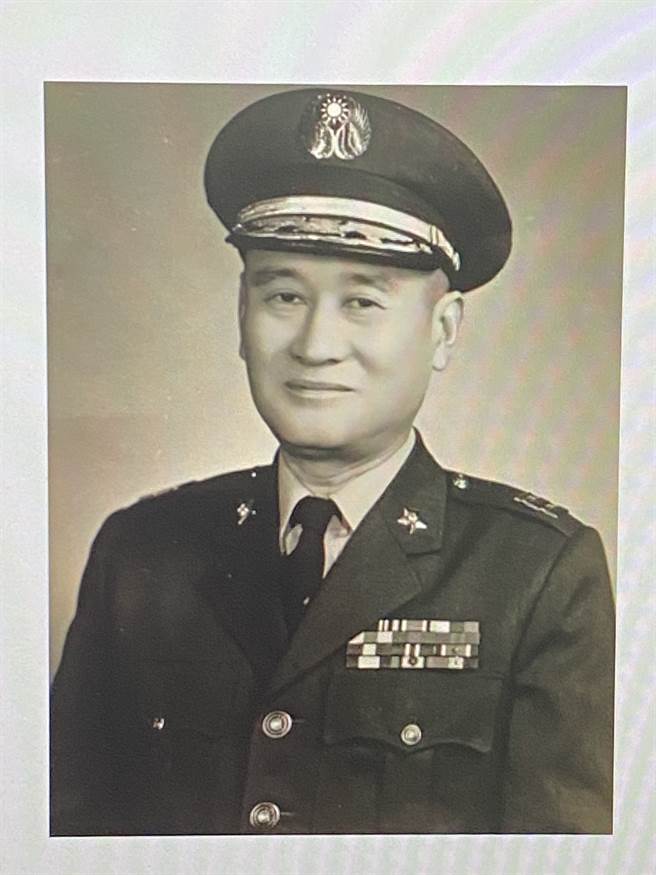 《西子姑娘》填词者叔外公傅清石将军的戎装照。（作者提供）