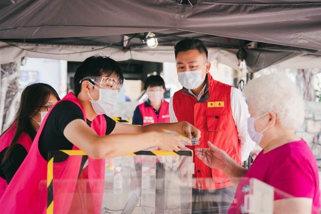 新竹市长林智坚18日上午视察东区疫苗施打站。（新竹市府提供／邱立雅竹市传真）